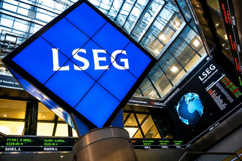 FTSE 100 Drops to Two-Week Low as Bond Yields Surge and Inflation Fears Return