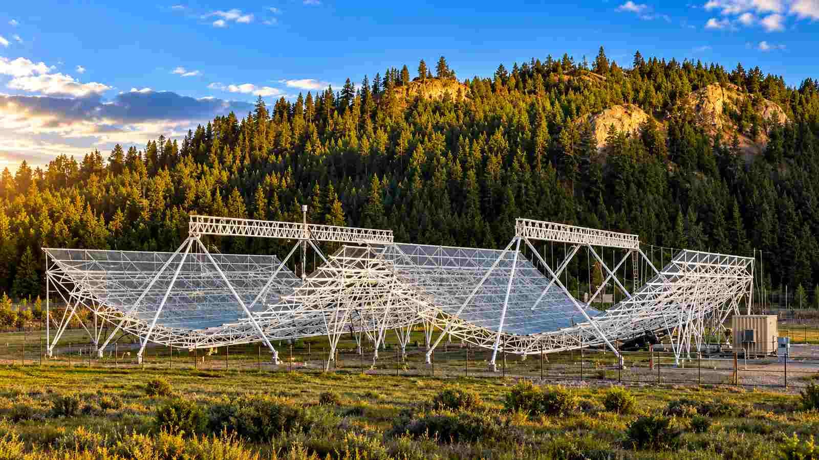 Canada’s CHIME Telescope Maps Ancient Hydrogen Glow to Reveal Secrets of the Expanding Universe